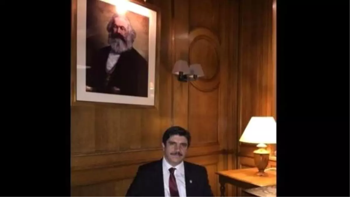 AKP\'li Yasin Aktay Karl Marks\'ın Fotoğrafıyla Poz Verdi