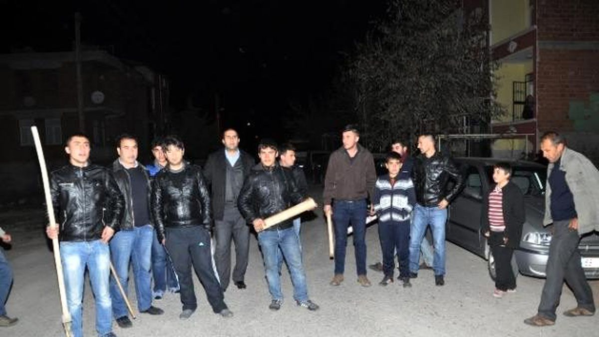 Aksaray\'da Mahalleli Ellerinde Sopalarla Hırsız Nöbetinde