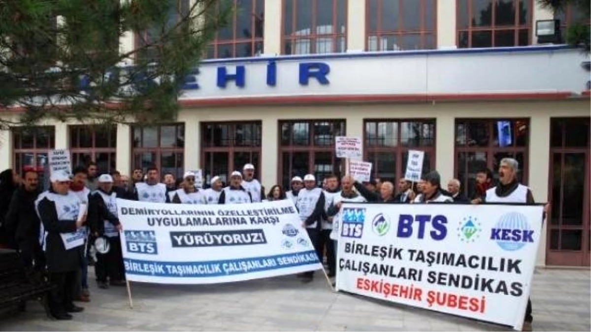 Ankara\'ya Yürüyen Demiryolcular Eskişehir\'e Geldi