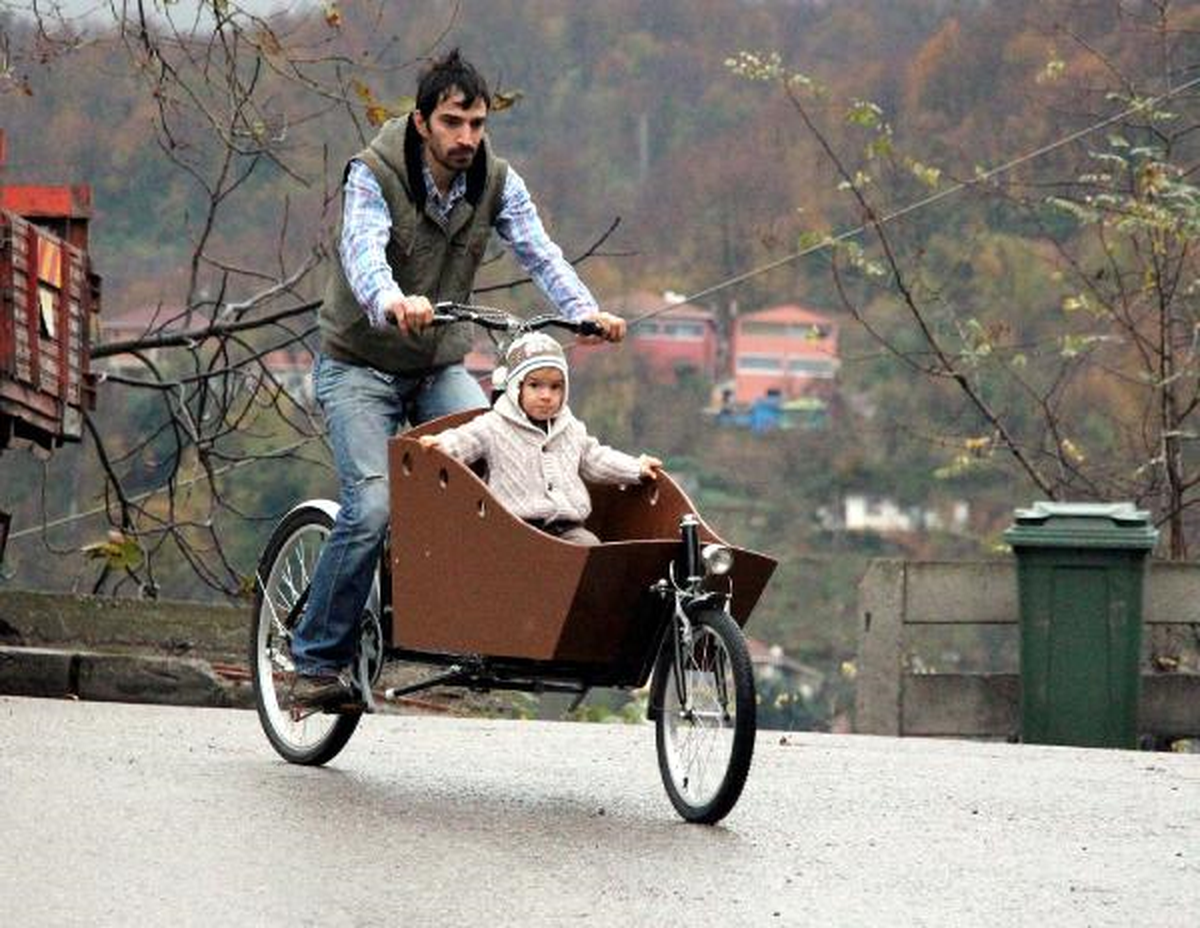 Bisiklet Tamircisinin Sepetli Bisikleti İlgi Gördü