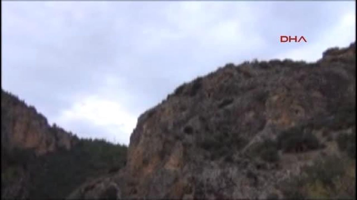 Denizli Dağda Mahsur Kalan İki Keçiyi Akut Kurtardı