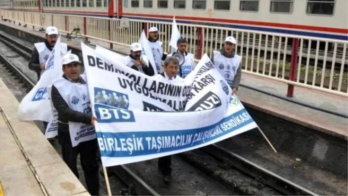 Kesk\'ten Tren Garında \'Özelleştirme\' Protestosu