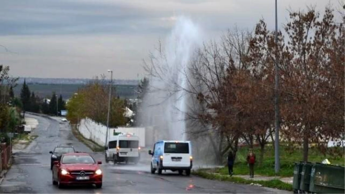 Vanadan Fışkıran Su Metrelerce Yükseğe Ulaştı