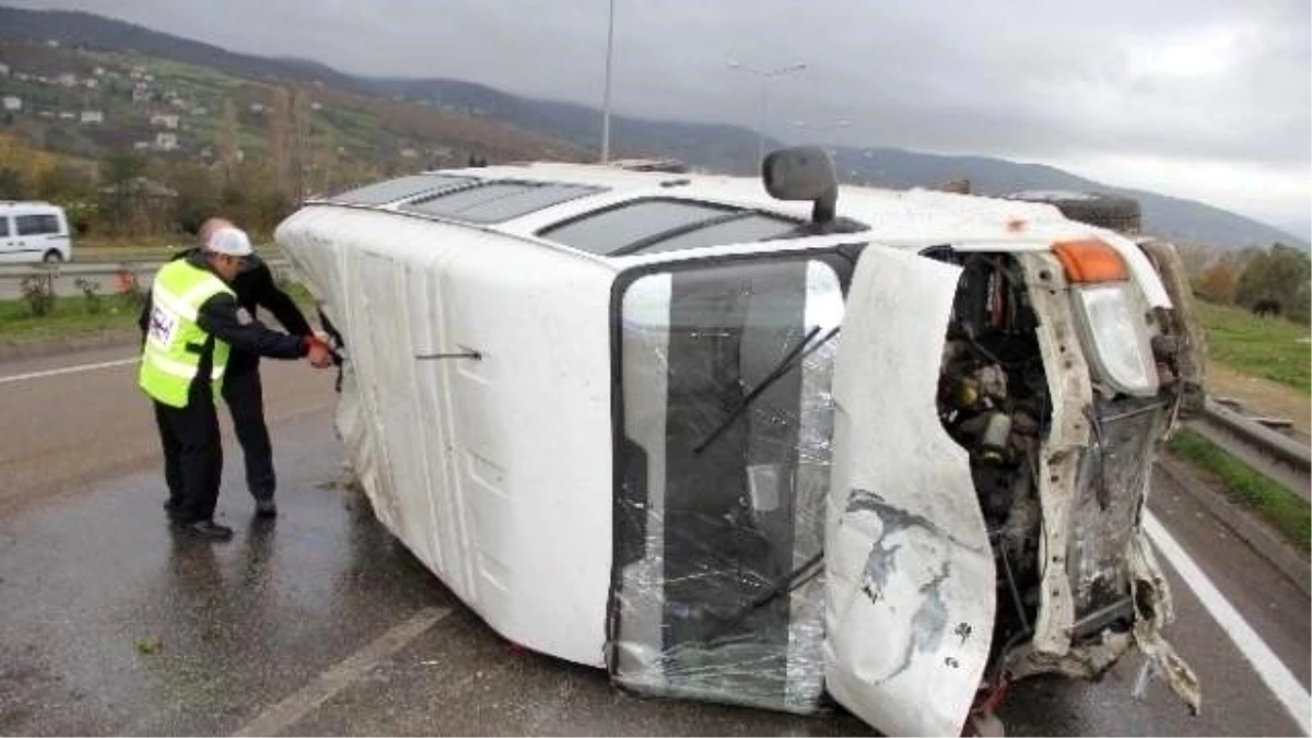 Samsun\'da Minibüs Takla Attı: 1 Yaralı
