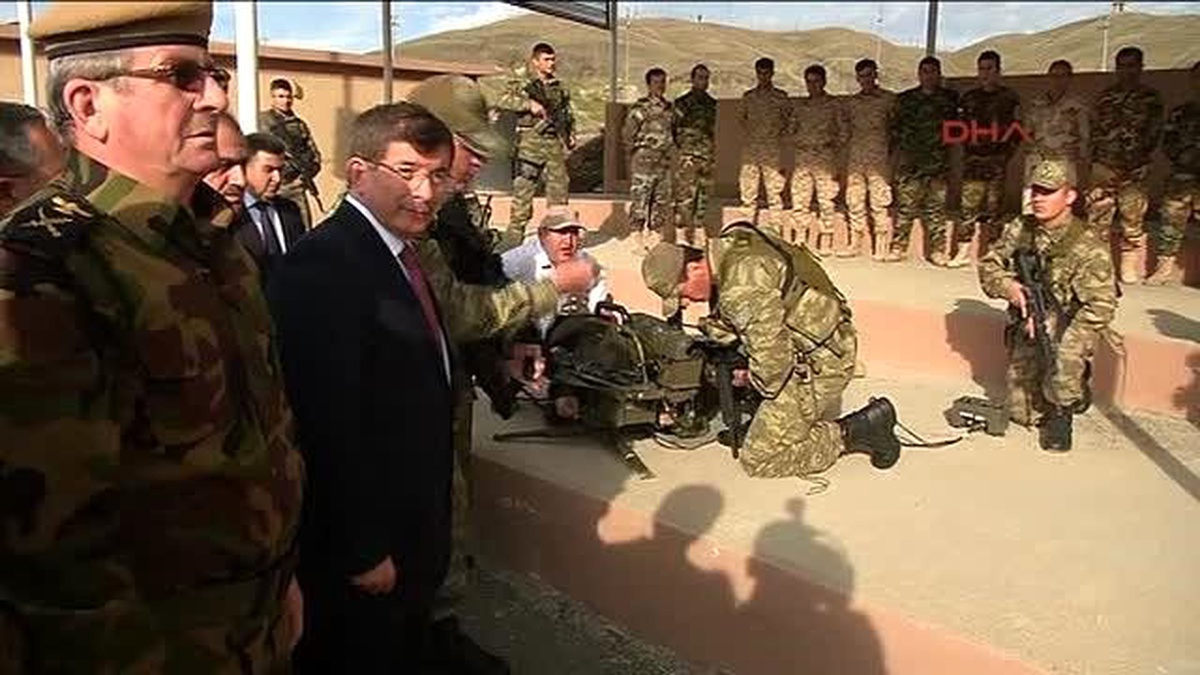 Başbakan Davutoğlu, Peşmerge Eğitim Kampını Ziyaret Etti