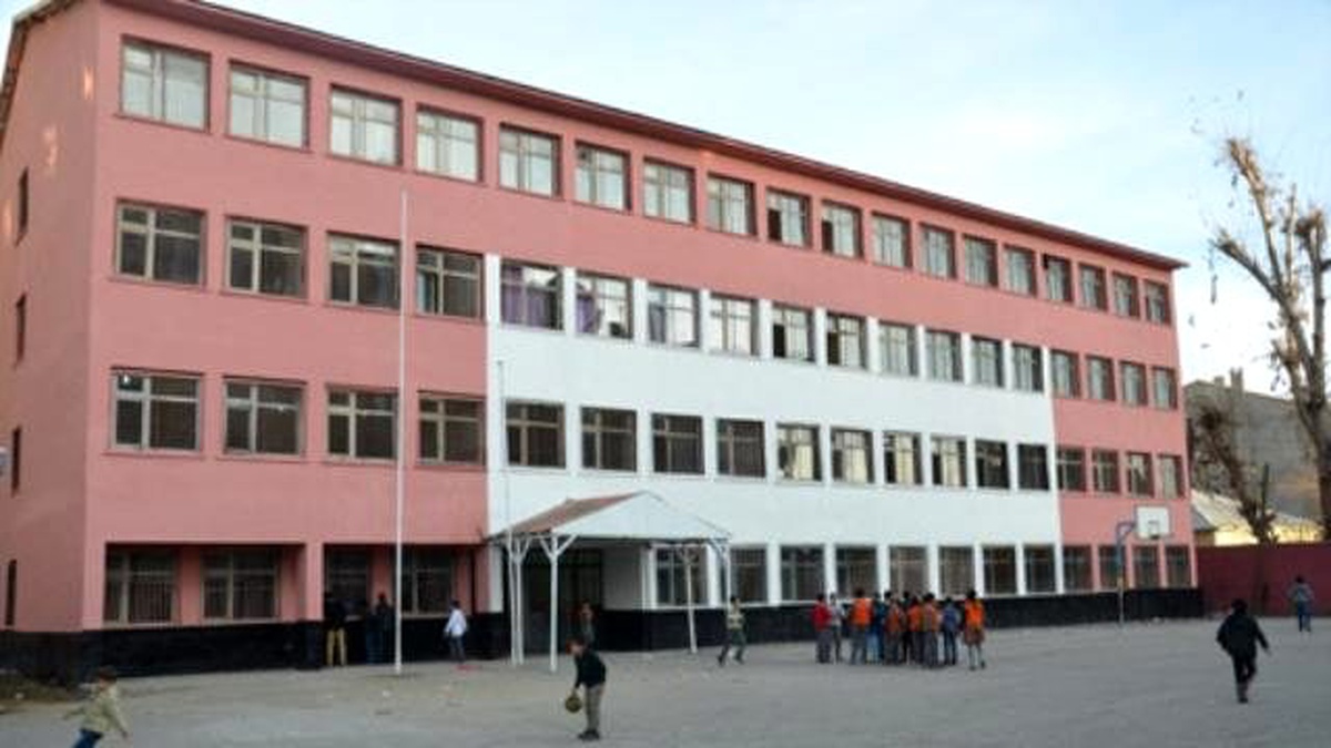 Yüksekova\'da Yakılan Okulda Eğitime Başlandı