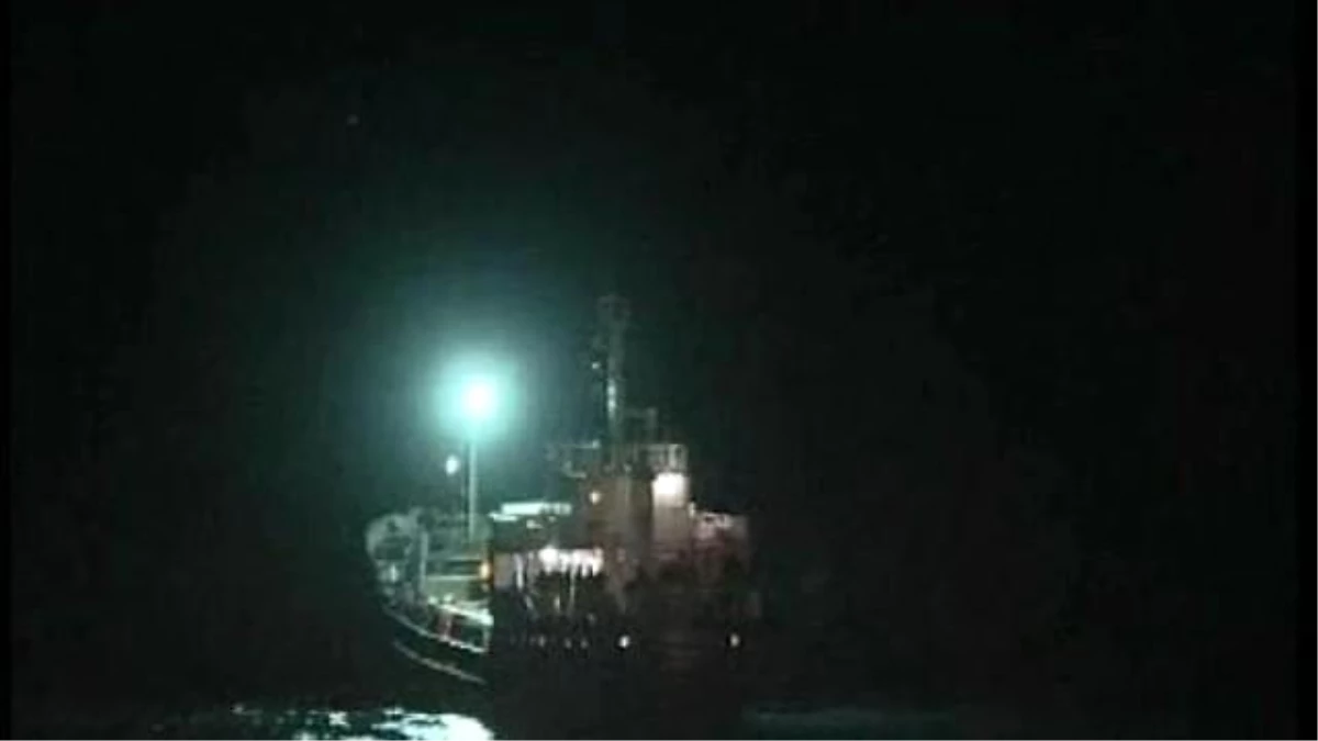 300 Mülteciyi Taşıyan Gemi Acil Yardım Çağrısında Bulundu