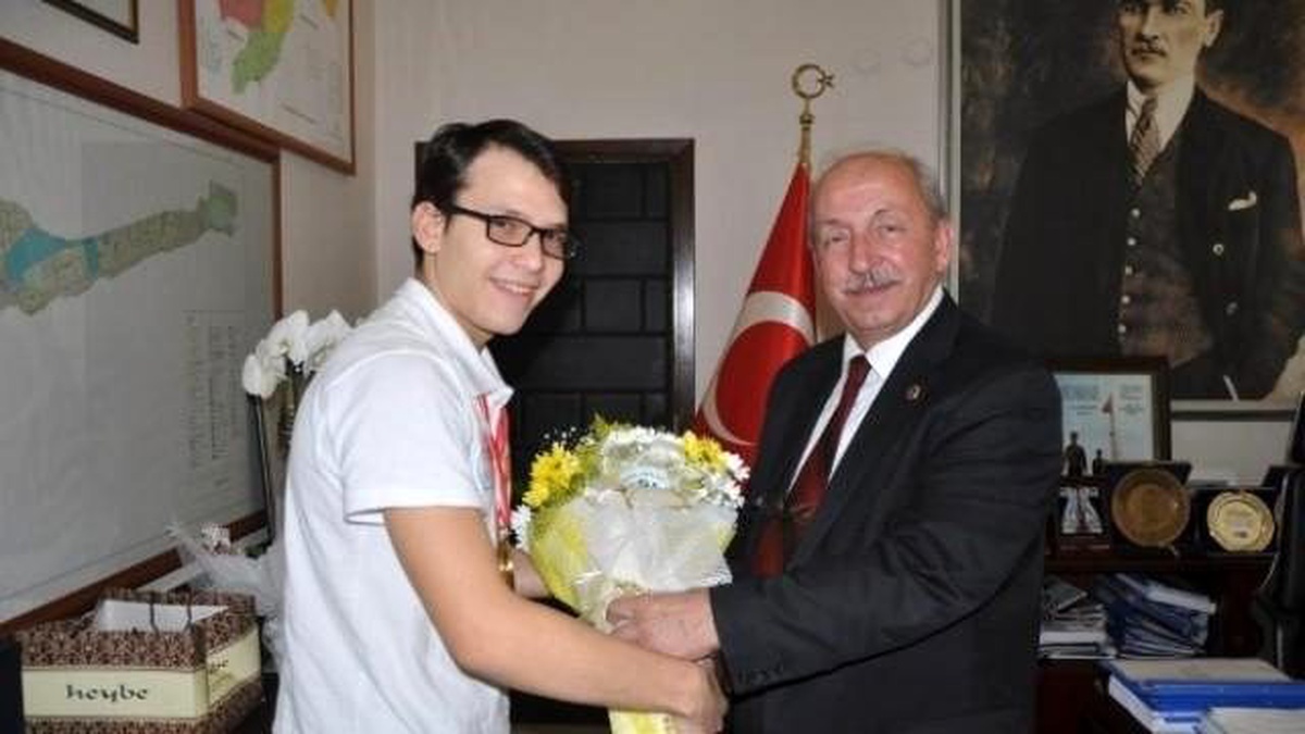 Başarılı Yüzücü Ataberk Yücel Tekirdağ Büyükşehir Belediye Başkanı Kadir Albayrak\'ı Ziyaret Etti