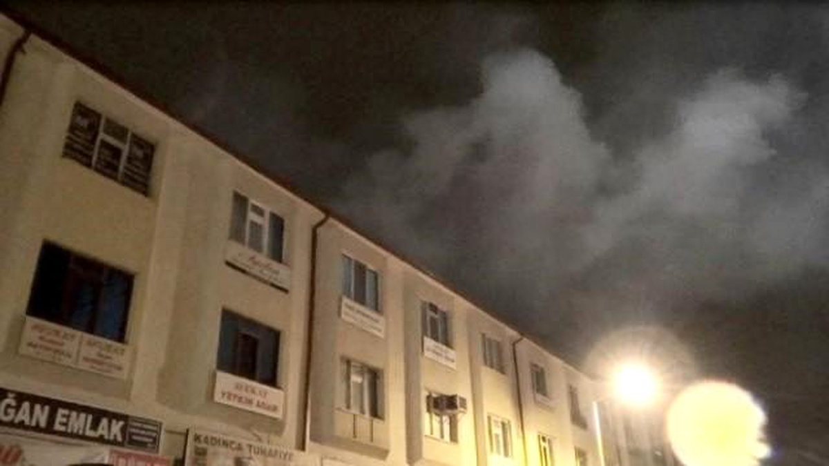 Düzce\'de İş Merkezinin Çatı Katında Çıkan Dumanlar Korkuttu