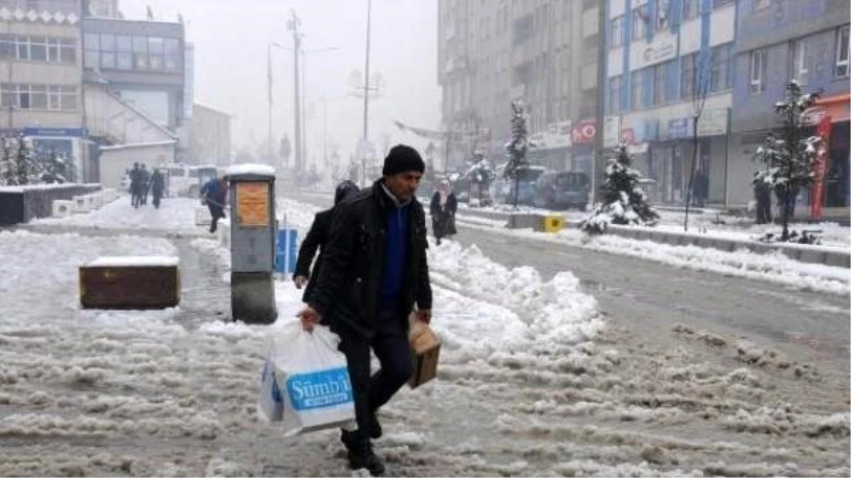 Hakkari\'de Kar Yağışı Nedeniyle 7 köy 14 Mezranın Yolu Kapandı