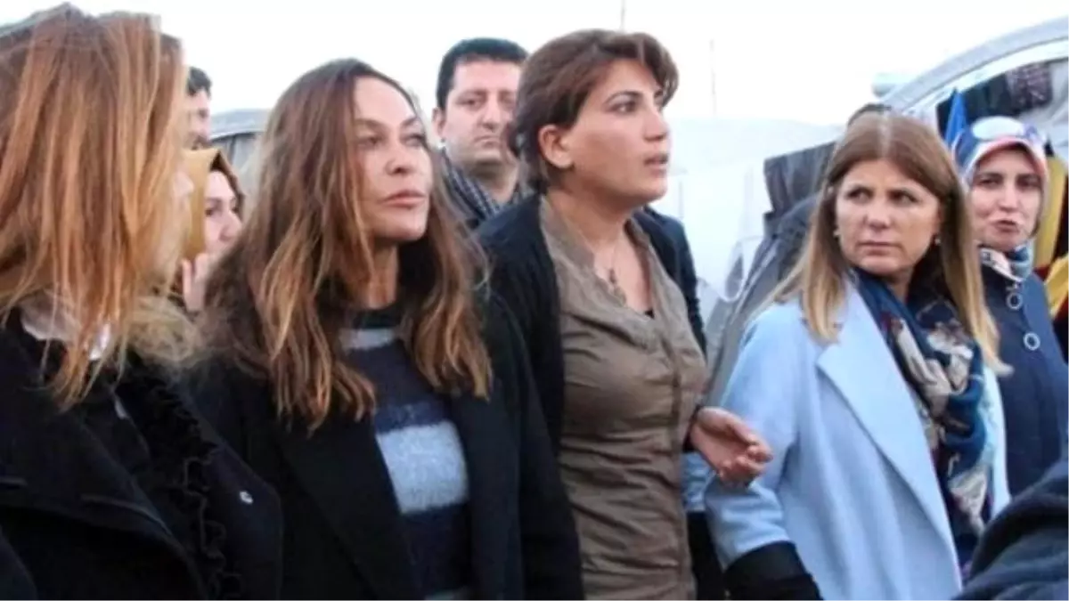 Hülya Avşar Kobanili Kadınları Ziyaret Etti