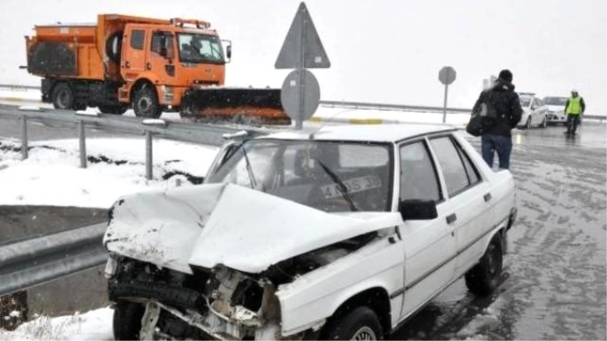 Sivas\'ta Otomobil, Kar Küreme Kamyonuna Çarptı: 2 Yaralı