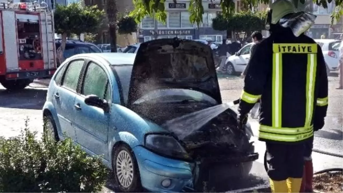 Hatay\'da Park Halindeki Araçta Elektrik Kontağından Yangın Çıktı