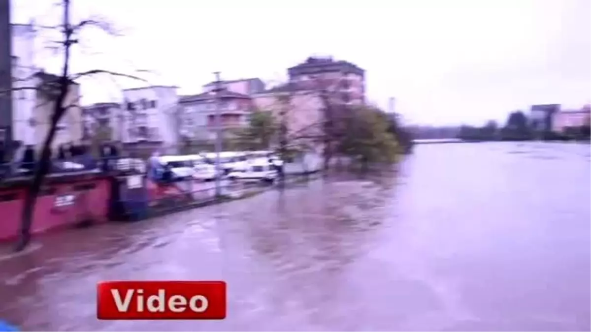 Terme Çayı Taştı, Yollar Göle Döndü