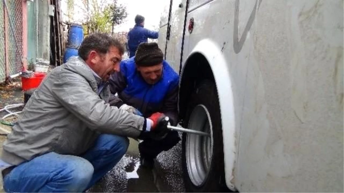 Yozgat\'ta Kar Yağdı, Sürücüler Araçlarına Kar Lastiği Takmaya Başladı