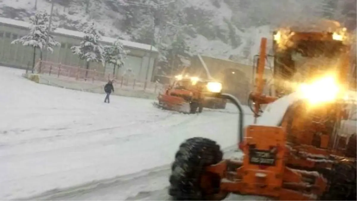 Zigana Geçidi\'nde Kar Yağışı Ulaşımı Olumsuz Etkiliyor