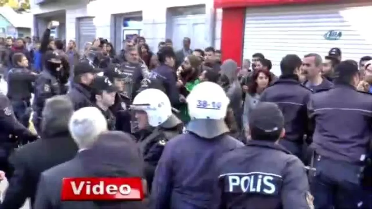 Davutoğlu\'nu Protesto Eden Gruba Polis Müdahalesi