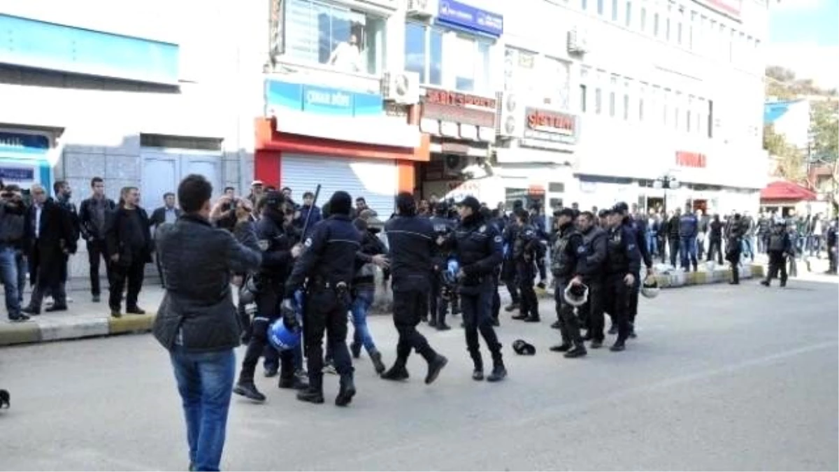 Davutoğlu\'nu Protesto Eden Gruba Polis Müdahalesi