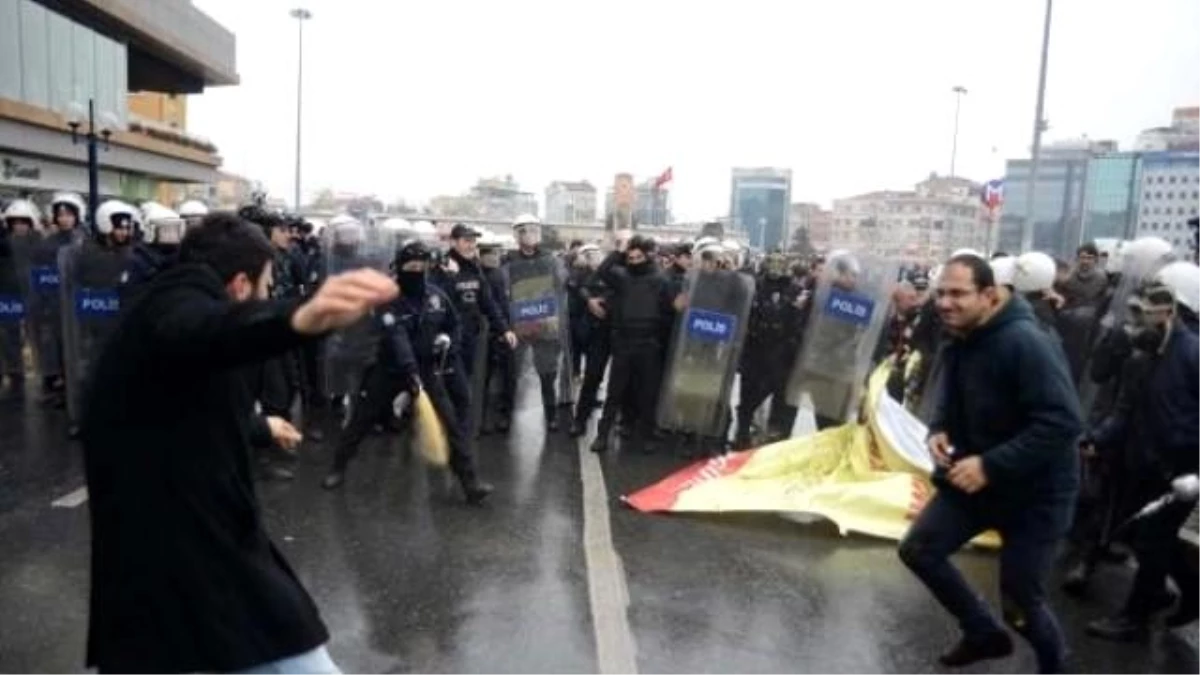 Gezi Parkı\'nda Açıklama Yapmak İsteyen CHP\'lilere Polis Müdahalesi