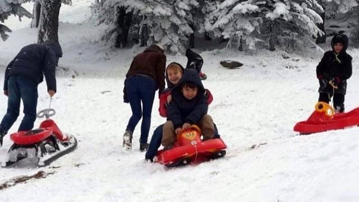 Günübirlikçilerin Uludağ\'da Kar Keyfi