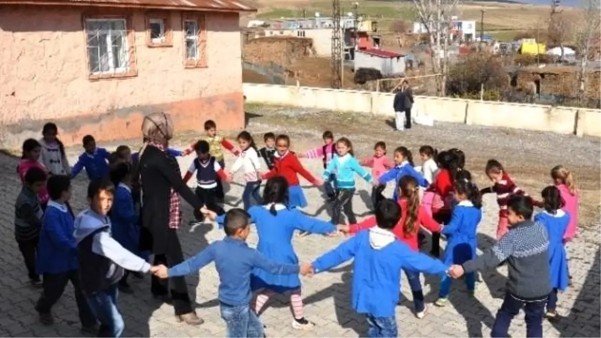 İstanbul\'dan Doğuya Gelen Senan Öğretmen Öğrencilerine Sevgi Dilini Aşılıyor