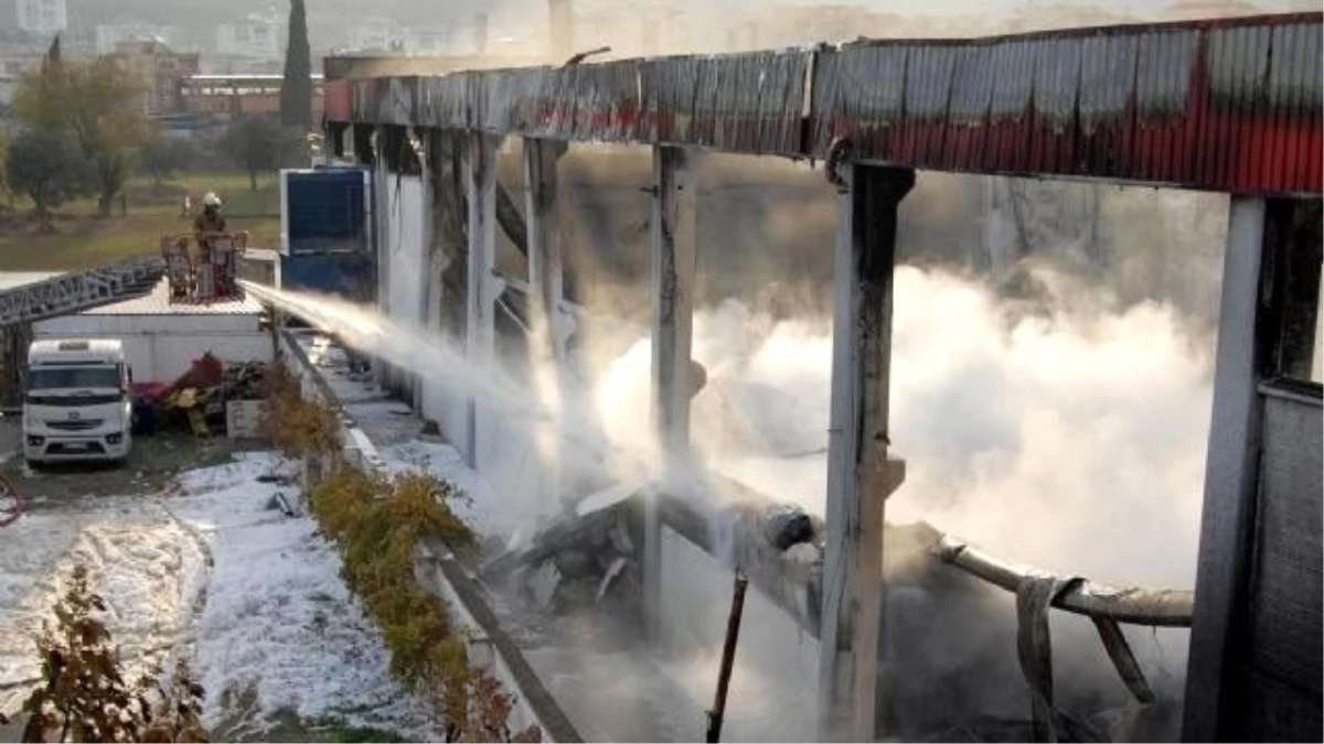 İzmir\'de Kimya Fabrikasında Korkutan Yangın
