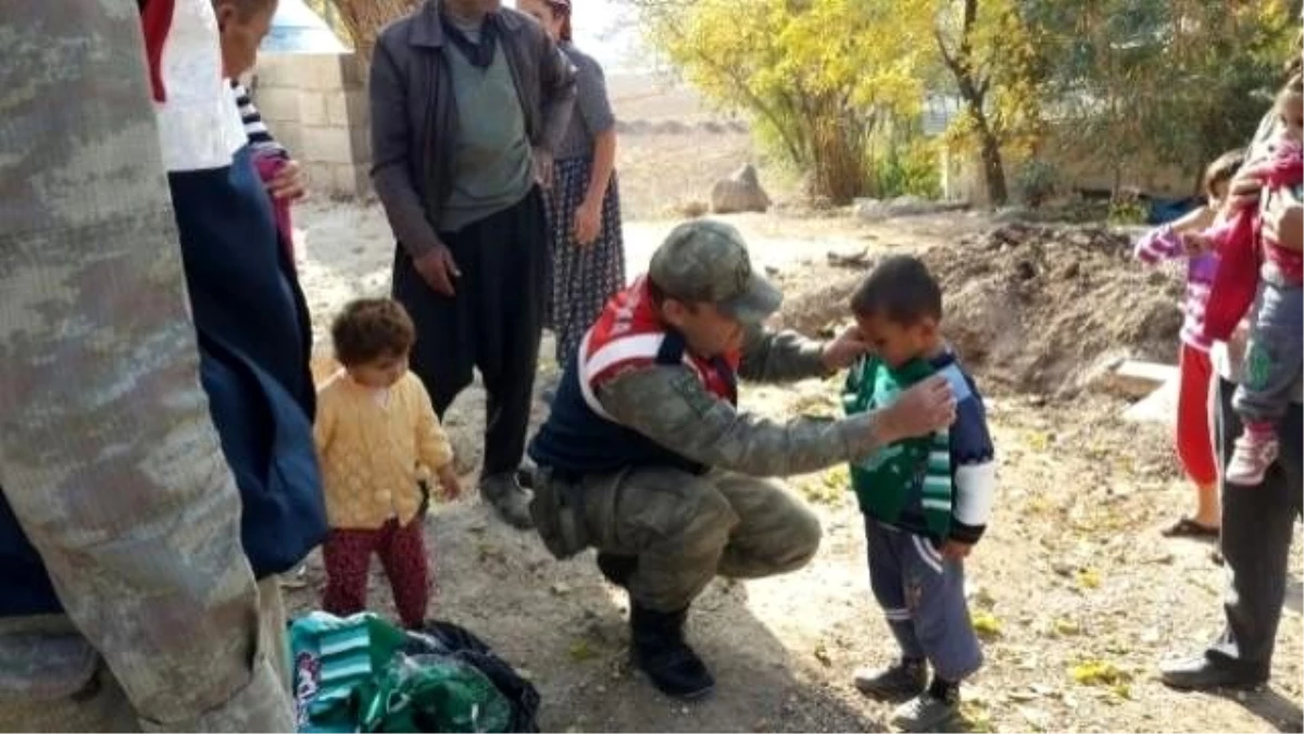 Jandarma, Köy Çocuklarına Kazak Dağıttı