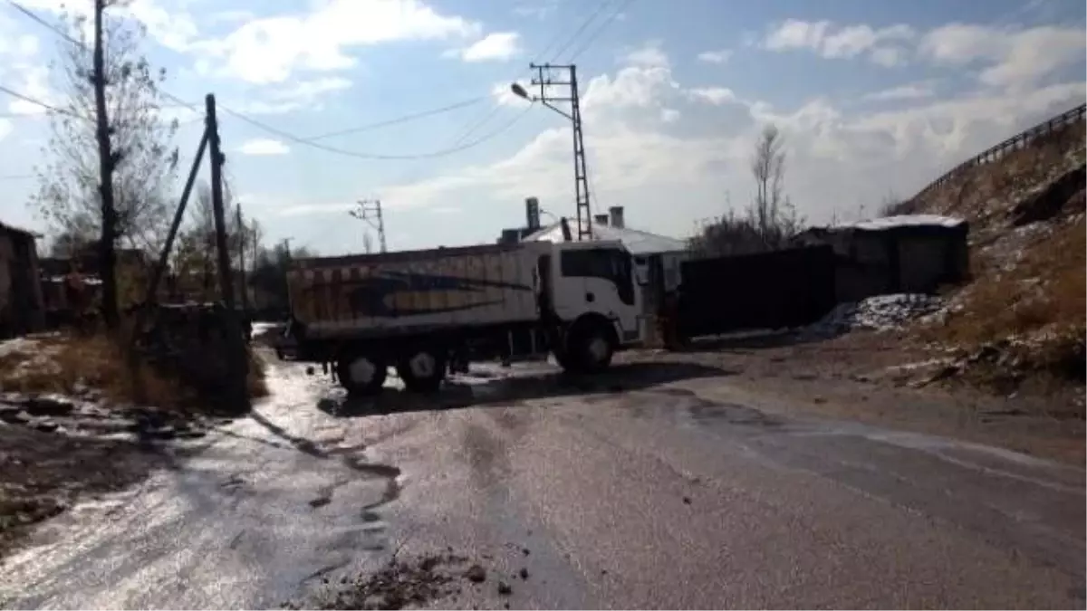 Kamyonla Yolu Kapattı