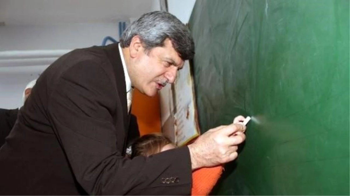 Karaosmanoğlu, Öğretmenler Gününü Kutladı