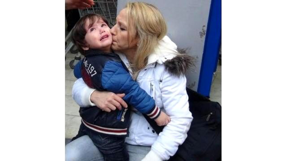 Kazada Şoka Giren Oğlunu Öperek Sakinleştirdi