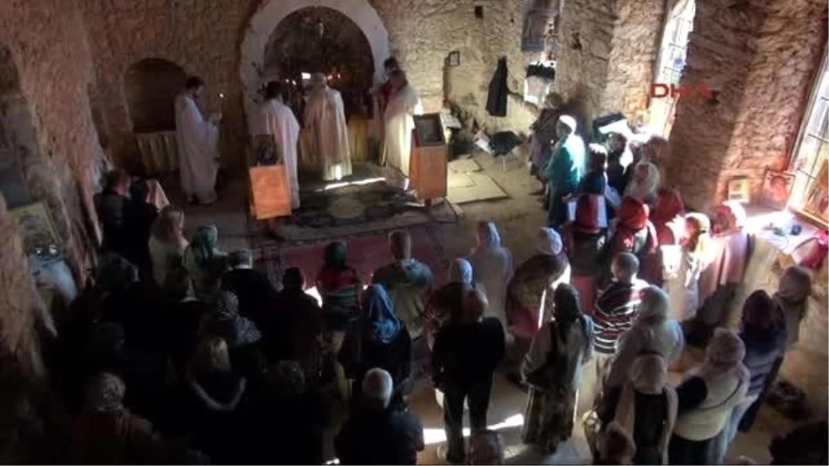 Ortodokslar Aya Yorgi Kilisesi\'nde Pazar Ayini Yaptı