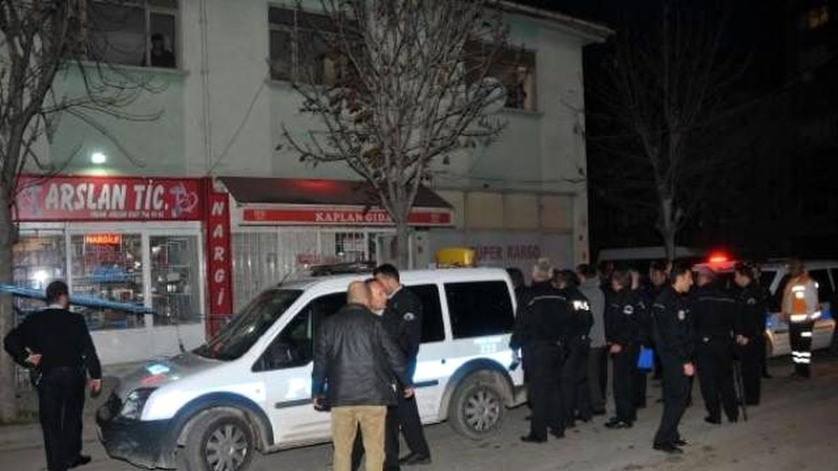Polisi Bıçakla Elinden Yaraladı