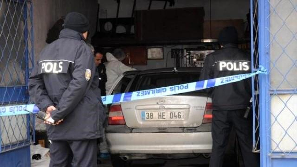 İki Arkadaş Kapalı Garajda Otomobilin Egzoz Gazından Zehirlendi