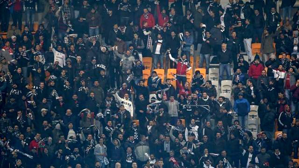 Beşiktaş Taraftarı Derbiyle İlgili Tezahüratta Bulundu
