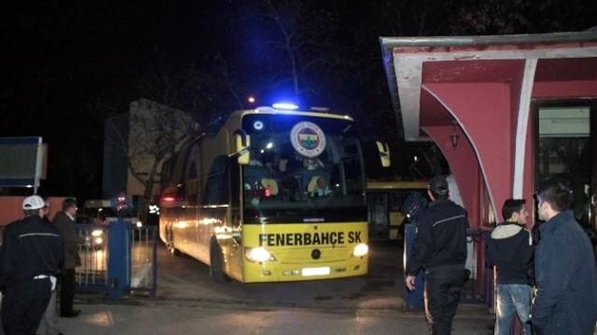 Bursaspora Taraftarlarından Meşaleli Karşılama