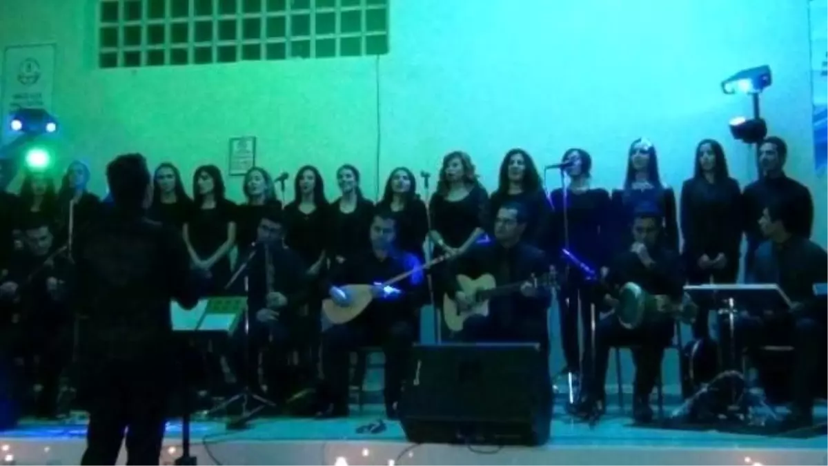 Erciş\'te Müzik Öğretmenleri İzleyicileri Mest Etti