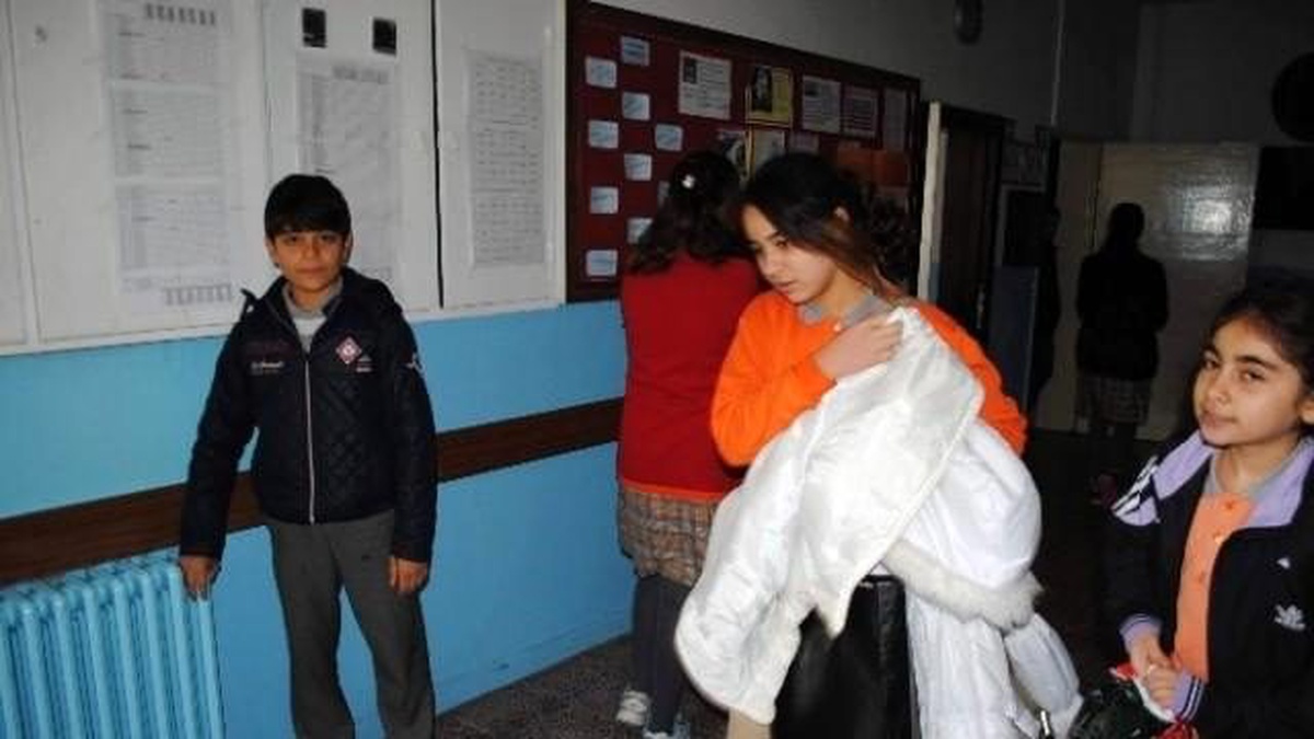 Kalorifer Yanmayan Okulda Paltoyla Eğitim