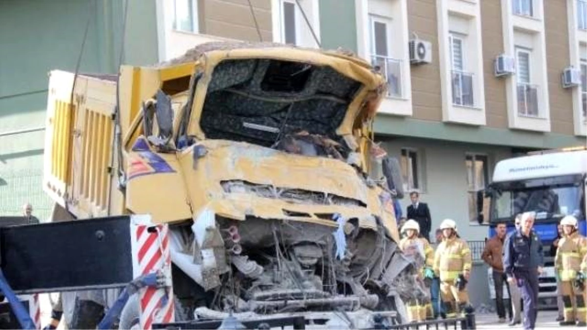 İzmir\'de Kamyon Apartmana Girdi, Şoför Öldü