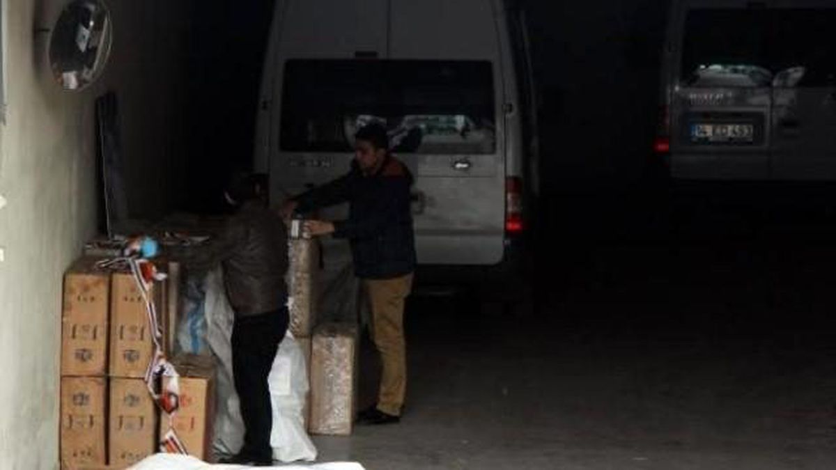 Minibüsten 40 Bin Paket Kaçak Sigara Çıktı