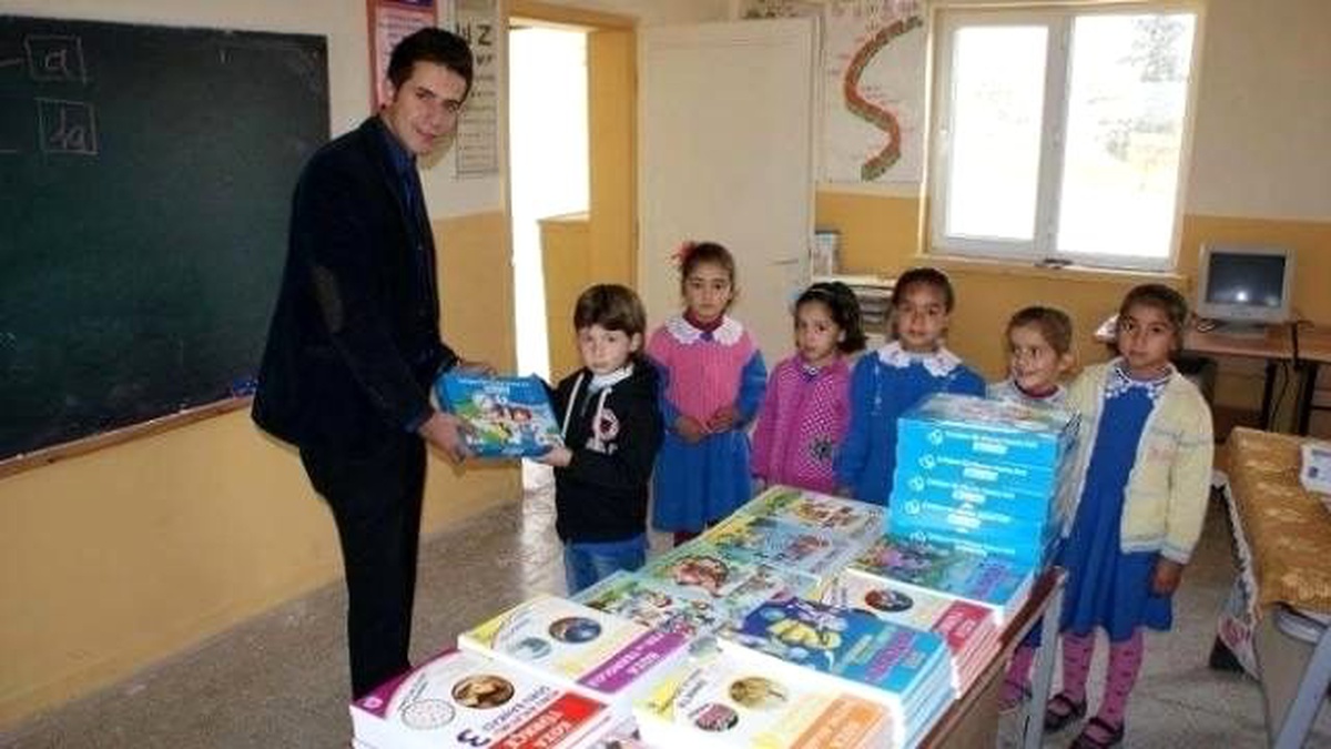 Öğretmen, Okulunun Bütün İhtiyacını Hayır Severlerin Desteği ile Karşılıyor