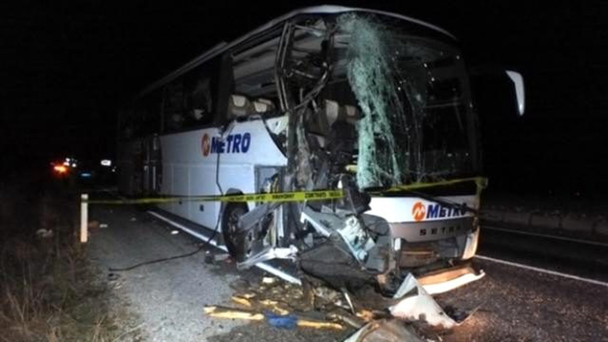 Otobüs Kamyona Arkadan Çarptı: 1 Ölü, 5 Yaralı