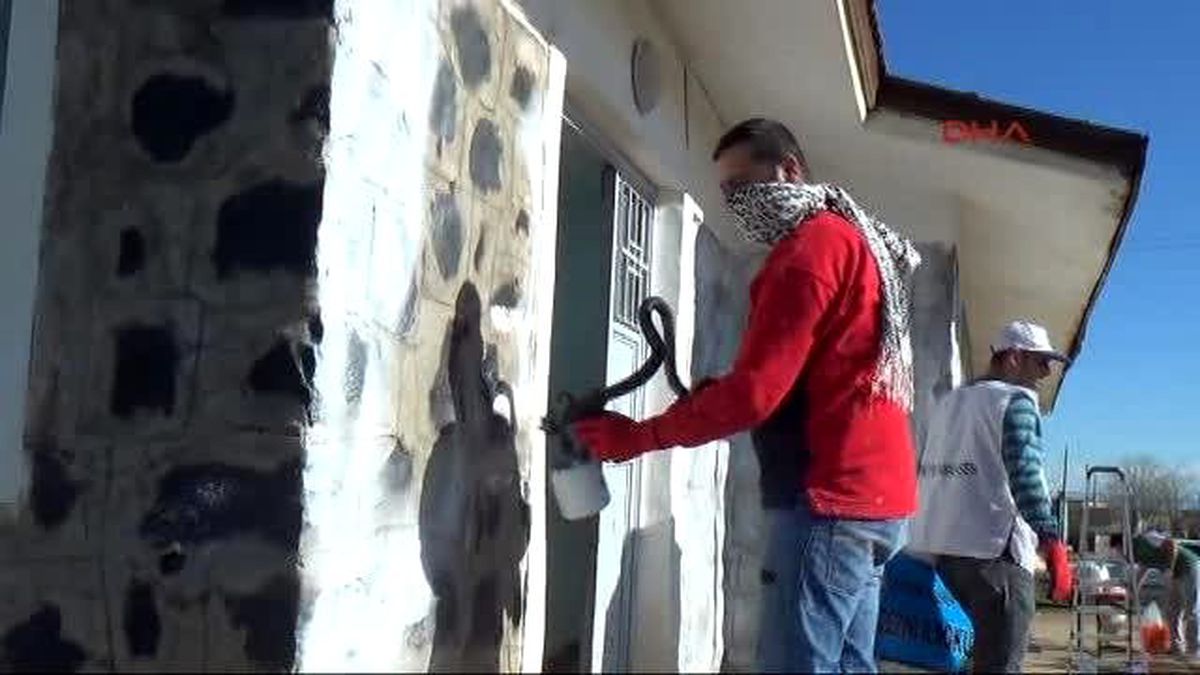 Siverek\'te Öğretmenler 5 Okulu Onarıp, Boyadı