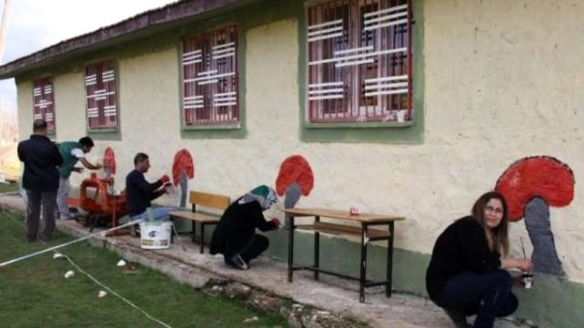 Siverek\'te Öğretmenler 5 Okulu Onarıp, Boyadı