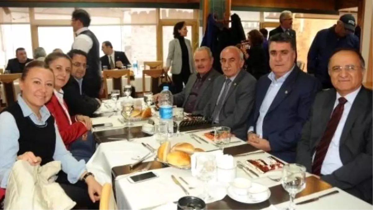 Taş Mektep Mezunlarından Öğretmenlere Yemek