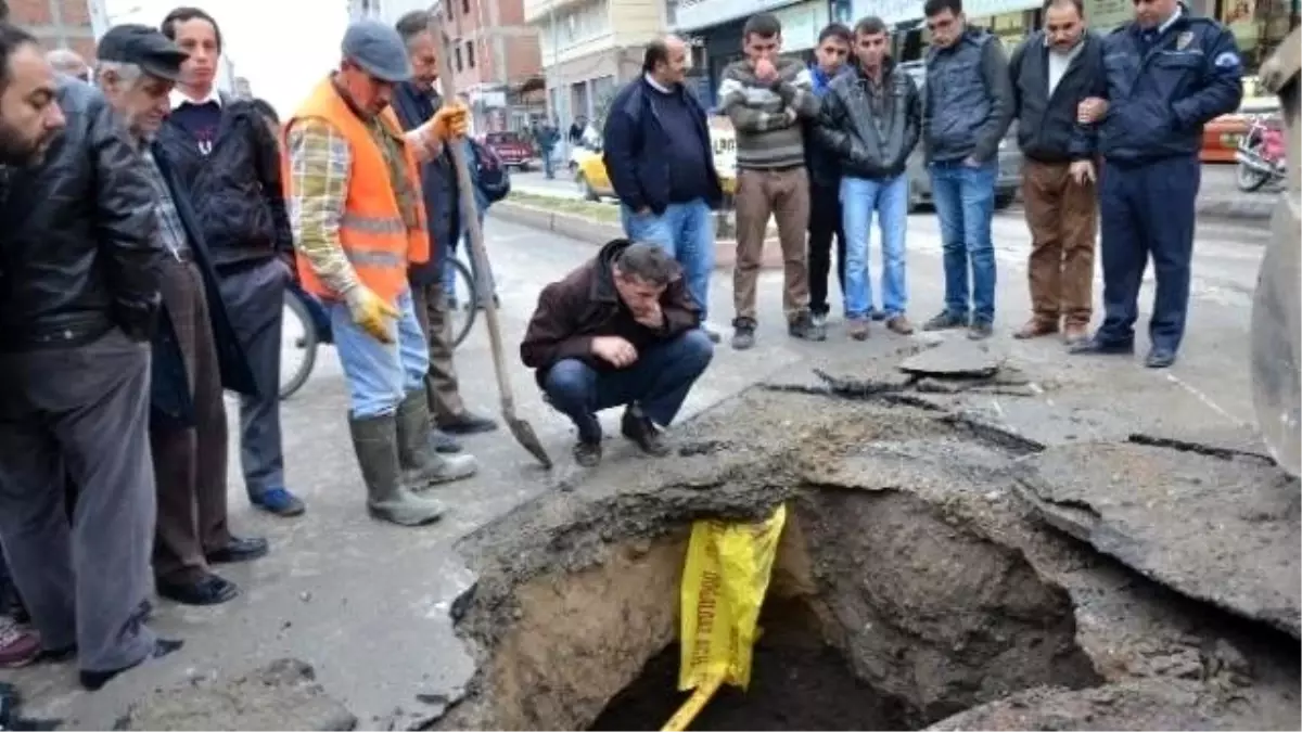 Yol Çöktü, 3 Metre Çukur Oluştu