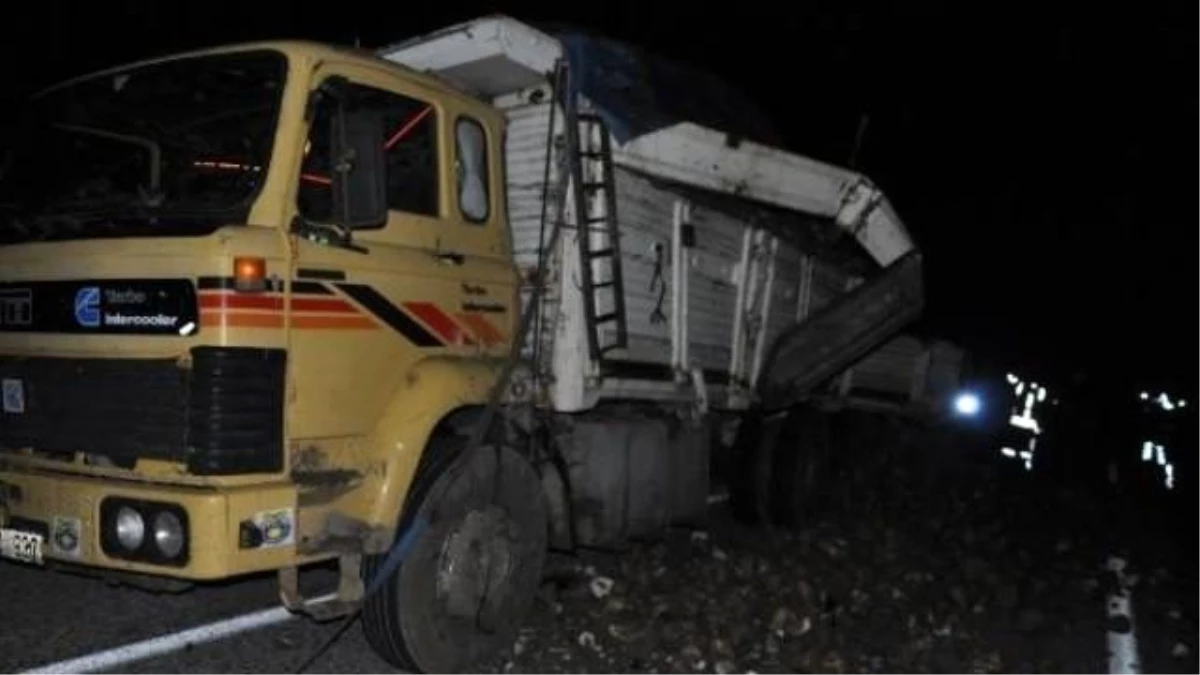 Yolcu Otobüsü, Arıza Yapan Kamyona Çarptı: 1 Ölü, 5 Yaralı