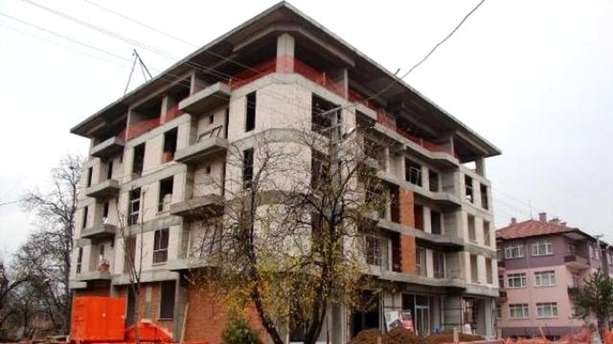 4 Katlı İnşaatın Çatısından Düşen İşçi Öldü