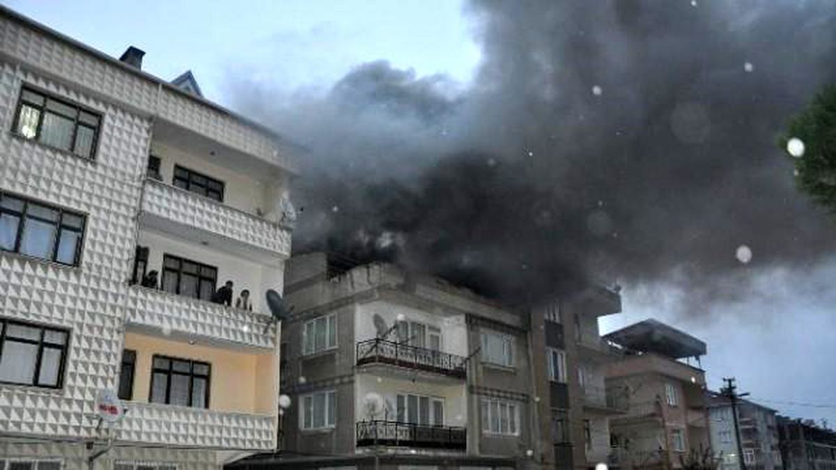 Apartmanın Çatısı Alev Alev Yandı
