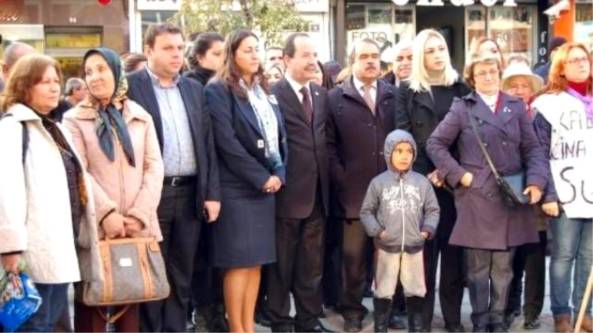 Kadına Şiddeti Protesto Ederken Yanma Tehlikesi Atlattılar