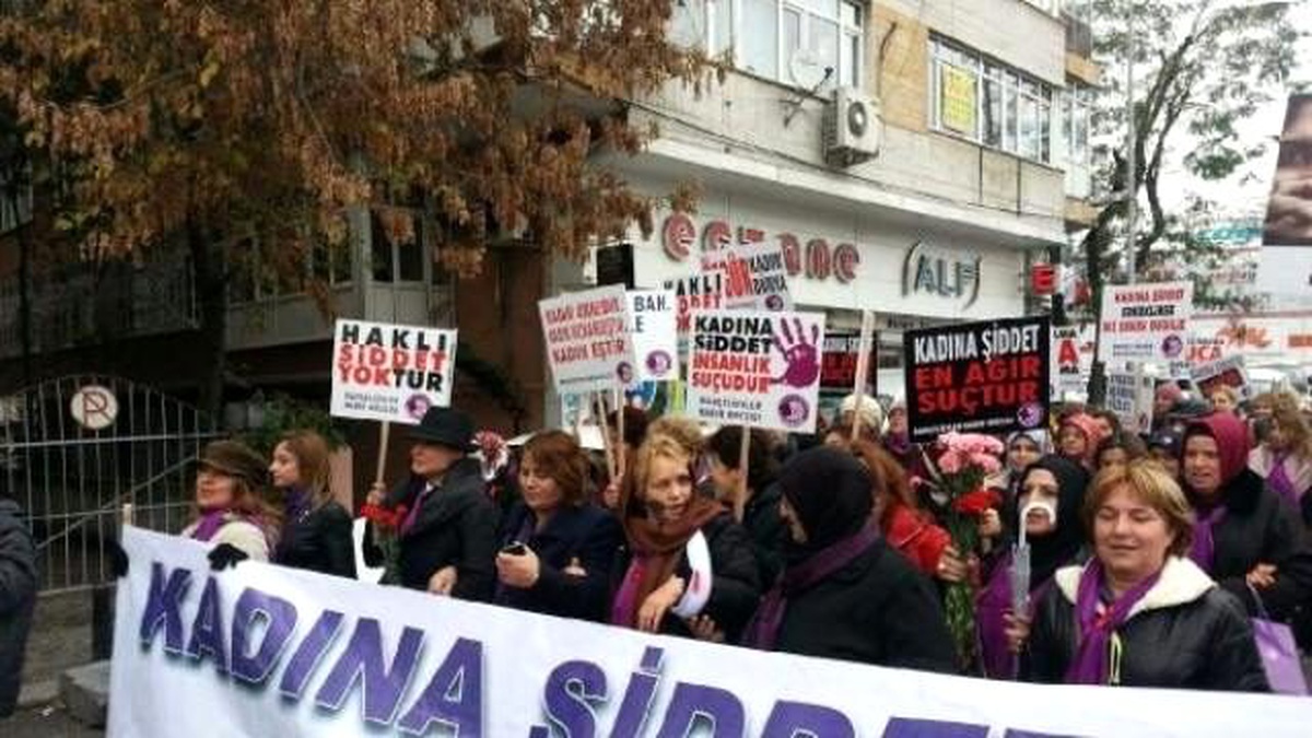 Bahçelievler\'de "Kadına Şiddete Hayır" Yürüyüşü